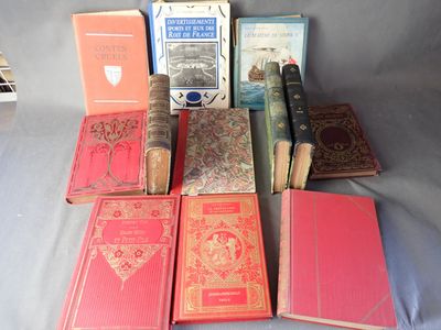 de nombreux livres posés sur une table