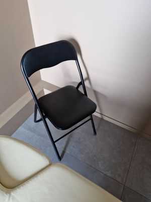 Chaise en métal et simili cuir noir