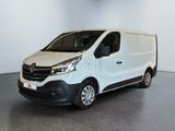 la photo d'une camionnette blanche garée dans une pièce