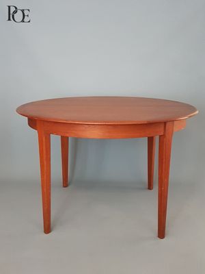 une table à manger ronde avec un plateau et des pieds en bois