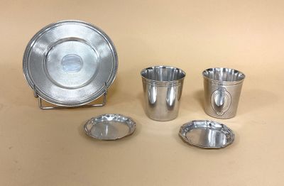 quatre couverts posés sur une table