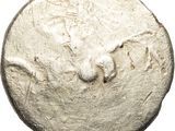 gros plan d'une pièce de monnaie sur une surface blanche