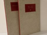 deux livres posés sur une table blanche