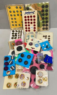 tout un tas de boutons et d'aimants qui se trouvent sur la table