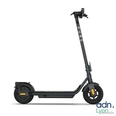 une trottinette électrique avec des roues sur fond blanc