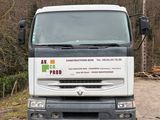 un camion garé sur le côté de la route