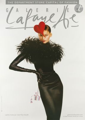 la couverture d'un magazine sur laquelle figure une femme vêtue d'une robe noire et d'un chapeau rouge