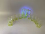 un groupe de verres et un pichet sur une table