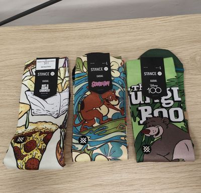 trois paires de chaussettes aux motifs différents posées sur une table