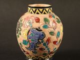 un vase orné d'un motif posé sur une table
