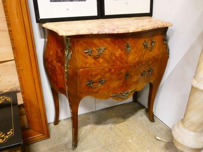 une petite commode avec un plateau en marbre