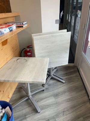 une petite table et une chaise dans une pièce