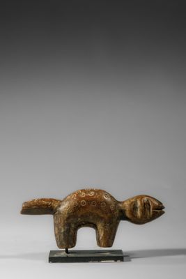 une statue en bronze représentant une tortue, posée sur un socle