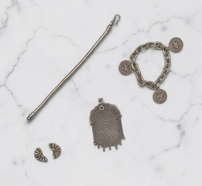 un gros plan d'un objet métallique posé sur une surface en marbre