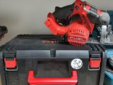 une boîte à outils rouge et noire contenant des outils