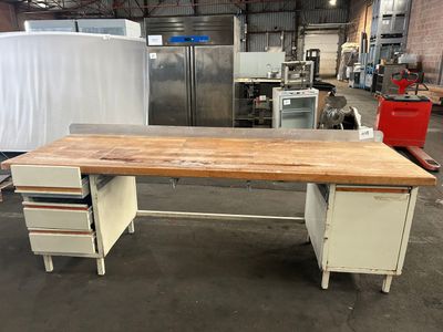 Table en bois et fer, dimensions : L 250x85x85 cm, en l'état