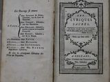 un vieux livre avec un titre en noir et blanc