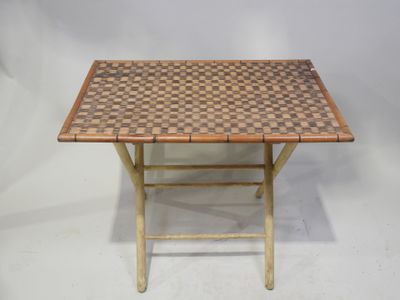 table pliante en bambou avec plateau et pieds à carreaux