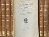 un livre posé sur une étagère devant une pile de livres