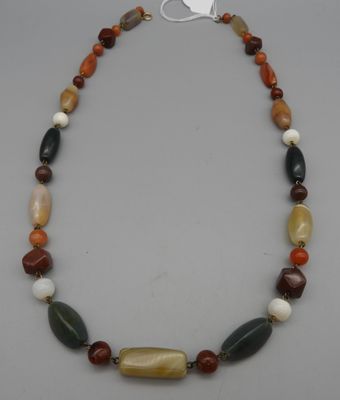 un collier composé de perles multicolores et muni d'un fermoir en argent
