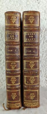 deux vieux livres posés sur une table l'un à côté de l'autre