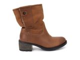 un gros plan sur une paire de bottes marron sur fond blanc