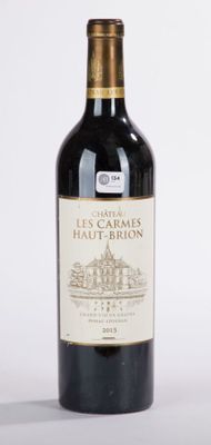 une bouteille de vin posée sur une table