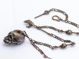 un collier orné d'un crâne et muni d'une chaîne