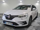 la voiture blanche est garée sur un sol en damier dans le garage