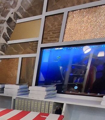 un homme assis à une table devant une télévision