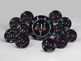 une horloge entourée de nombreux boutons noirs