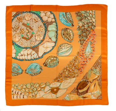 une écharpe orange ornée d'un motif de coquillages et de coquilles