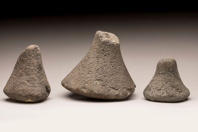 trois morceaux de pierre posés les uns à côté des autres sur une surface blanche