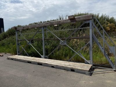 une photo d'un pont en bois au bord de la route