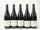 six bouteilles de vin rouge sont alignées sur une surface blanche