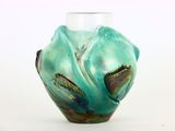 un vase en verre orné d'un motif bleu et vert