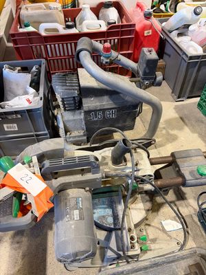 une machine posée sur une table dans une pièce