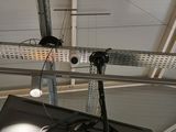 un téléviseur fixé au plafond d'un immeuble