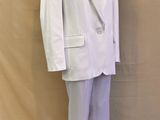 une photo d'un costume blanc sur un présentoir à mannequin
