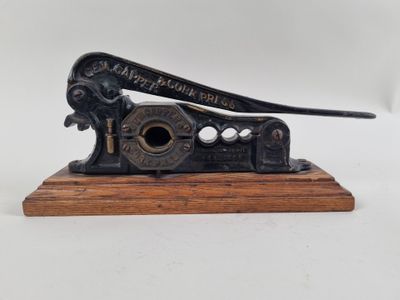 un gros plan d'un coupe-tube à l'ancienne posé sur un support en bois