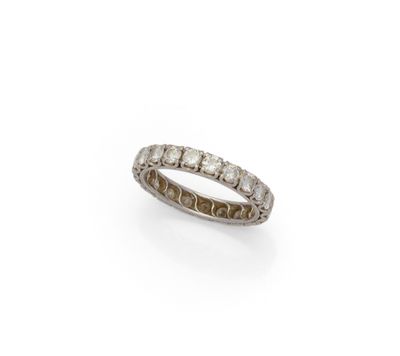 une bague en diamant et or blanc
