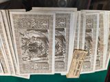 six cartes à jouer anciennes en métal argenté exposées dans une vitrine