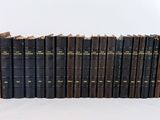 beaucoup de livres alignés les uns à côté des autres