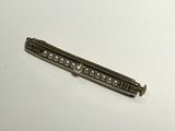 barrette plaquée argent ornée de perles sur un fond blanc