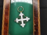 un gros plan sur la photo d'une croix dans un cadre en bois