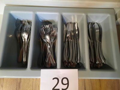 plusieurs fourchettes et cuillères dans un plateau