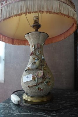 une lampe posée sur une table