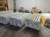 de nombreux tas de métal blanc dans un entrepôt