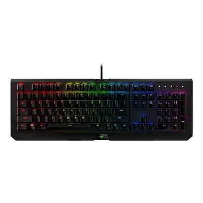 un gros plan d'un clavier sur fond blanc