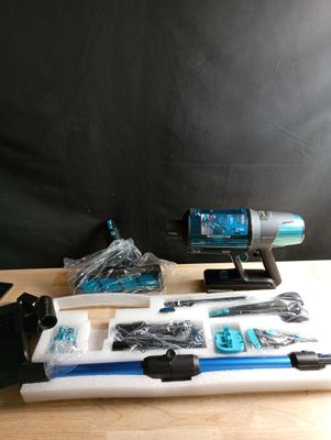 l'image d'une table sur laquelle sont posés de nombreux objets